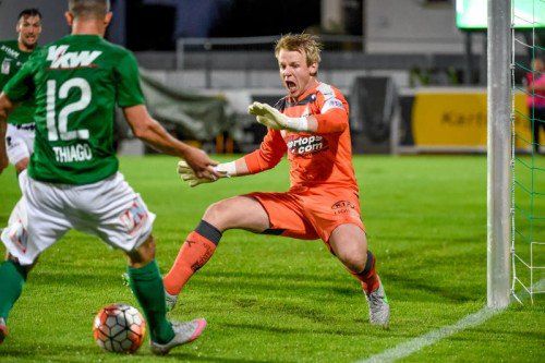 Auch Austria-Routinier Thiago de Lima Silva scheiterte an Salzburg-Torhüter Stefen Ebner.