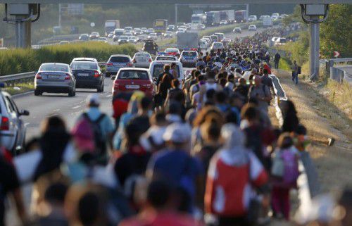 Auf der Autobahn Richtung Österreich: Flüchtlinge versuchten gestern Ungarn zu Fuß zu verlassen.