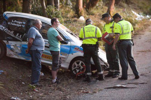 Beamte der Guardia Civil untersuchen den Unglücksort beim Dorf Carral. Bei Rallyes kommt es oft zu Unfällen, weil Absperrungen fehlen. 