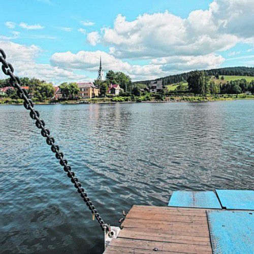 Bootsfahrten oder Radtouren am Lipno-Stausee.