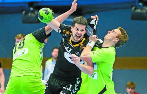 Bregenz-Kreisläufer Bojan Beljanski (mit Ball) setzt sich energisch gegen zwei West-Wiener durch.