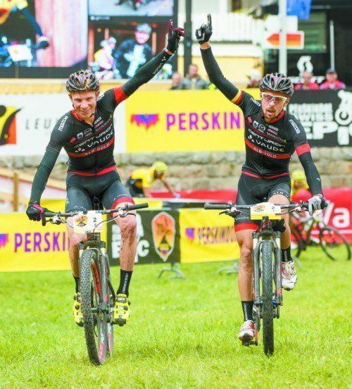 Daniel Geismayr (l.) und Jochen Käß bei der Zieldurchfahrt bei ihrem Tagessieg in Leukerbad.