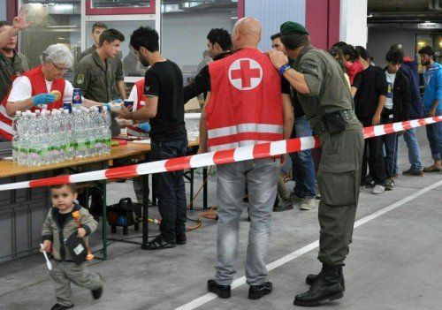 Das Bundesheer übernahm mancherorts die Verpflegung von Flüchtlingen. Zehntausende Essensportionen wurden schon ausgegeben.