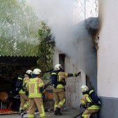 Gasflasche direkt am Brandherd: Feuerwehr im riskanten Einsatz