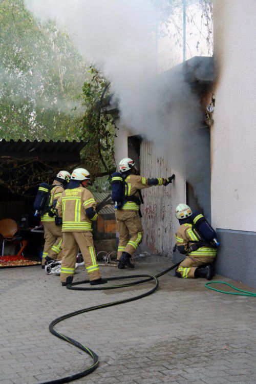 Das Feuer brach in der Garage aus.
