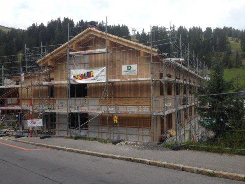 Das Haus wird am Standort der ehemaligen Unimoggarage im Ortszentrum errichtet.
