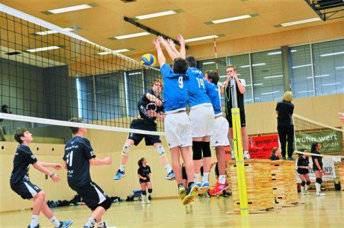 Der Angriffsball des Wolfurters Theo Reiter landet im Dreierblock des VfB Friedrichshafen.