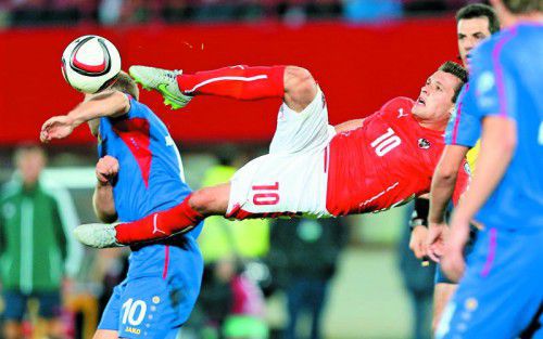 Der Mann des Spieles, Zlatko Junuvovic, beim spektakulären Versuch eines Fallrückziehers, leider ein wenig gestört von Alexandru Dedov (links).