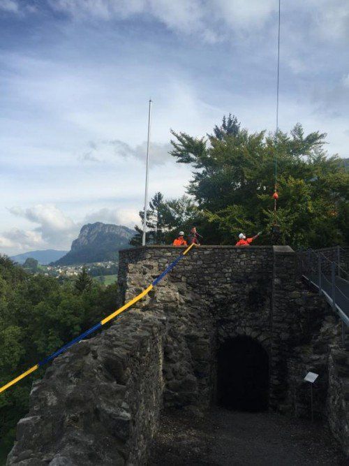 Der Schal wurde auf der Ruine befestigt. Heute können Stücke des Schals erstanden werden.
