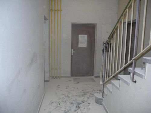 Der Täter verteilte den gesamten Inhalt des Feuerlöschers im Stiegenhaus.