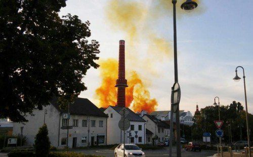 Die genaue Ursache der Explosion in Dobrovice blieb nach Firmenangaben zunächst unklar.