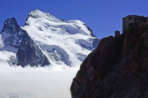 Die Lawine ging am Gebirgsgipfel Dôme de Neige des Écrins im Écrins-Massiv ab. 