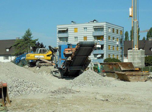 Die Schredderanlage verkleinert die Bautrümmer.