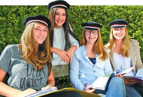 Die Sonne ist da, die Matura noch ein Stück weg: Lena, Laura, Regina und Hannah (v. l.).