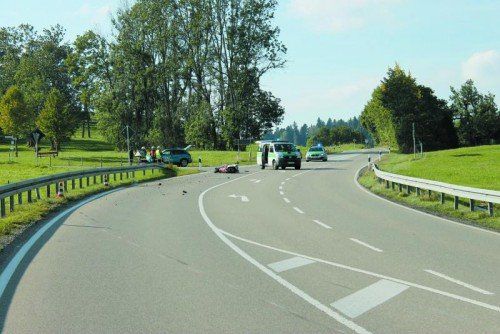 Die Unfallstelle auf der Alpenstraße B 308 bei der Abzweigung nach Oberreute im Allgäu.