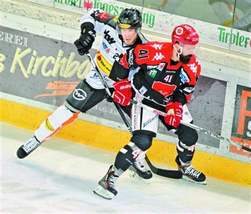 Dornbirn-Verteidiger Olivier Magnan hat mit Innsbruck-Stürmer Benedikt Schennach seine Not.