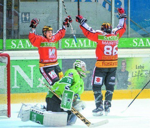 Feldkirchs Martin Mairitsch jubelt mit Vorbereiter Kevin Essmann (l.) über den Treffer zum 3:1, Wald-Goalie Viktor Scherrieble war chancenlos.
