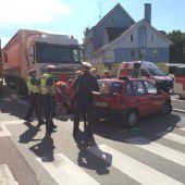 Mit Lkw kollidiert