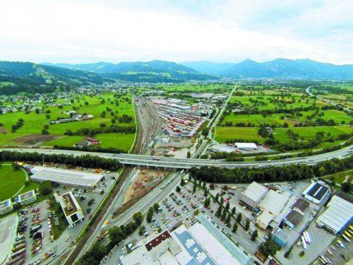 Die Bauarbeiten am Güterterminal Wolfurt liegen voll im Plan. Das VN-Drohnenbild zeigt den aktuellen Baufortschritt. 540 Meter Gleis wurden während des laufenden Bahnbetriebs verbaut.