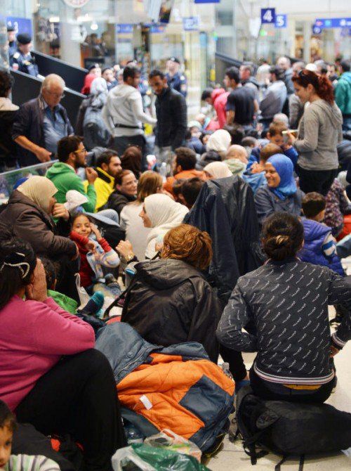 Flüchtlinge warten am Salzburger Bahnhof auf die Weiterreise.