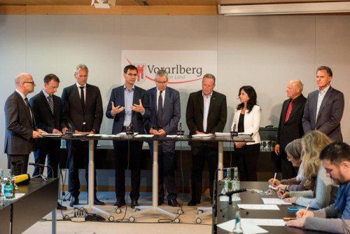 Gipfeltreffen (v.l.): Bernhard Bereuter (AMS), Martin Ohneberg (IV), LH Wallner, LSth. Rüdisser, AK-Präs. Hämmerle, Manuela Auer (ÖGB), Egon Blum, WK-Präs. Rein.