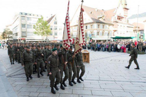 Großer Aufmarsch auf dem Marktplatz. 60 Jahre Bundesheer und Angelobung von 152 Rekruten.
