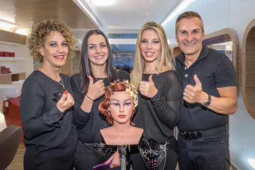 HAARSTYLING EGGER: Lena und Selina haben ihre Ausbildung zur Friseurin und Beauty-Stylistin im Lustenauer Trendsalon mit Begeisterung und Fleiß begonnen. Die Harmonie im Team zu leben, diese zu den Kunden aufzubauen und in jedem Handgriff zu erlernen, garantieren eine erfolgreiche Karriere. Seit 1961 bildet das Egger-Team Lehrlinge aus.