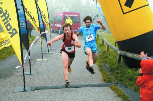 Hannes Felder (l.) und Stefan Keckeis lieferten sich beim Pfänderlauf ein packendes Kopf-an-Kopf-Rennen.