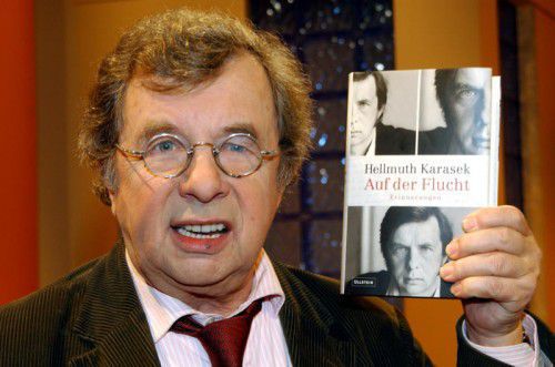 Hellmuth Karasek mit eigenem Buch „Auf der Flucht“.
