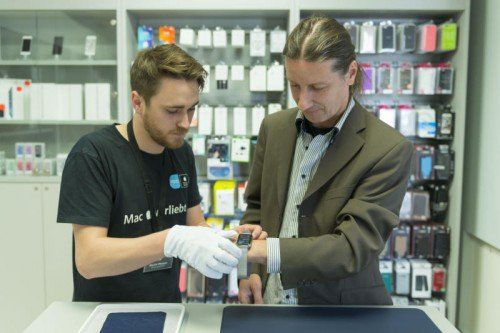 Herwig Jäger bindet sich seine neue Apple Watch um.