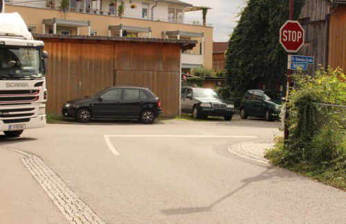 Höchst. „Hier sollte ein Zebrastreifen hin“, findet ein Leser und meint damit die Kreuzung zwischen Hofgarten-, Bonig-, Römer-, und Doktor-Schneider-Straße in Höchst. Die schmalen Straßen in dem Wohngebiet haben größtenteils keine Gehsteige und sind zudem kurvig und nicht immer übersichtlich. Die Straßen liegen nahe der VS Kirchdorf. Klaus Brunner vom Gemeindeamt gibt an: „Der zuständige Fachausschuss wird zusammen mit dem Verkehrsplaner prüfen, ob ein Zebrastreifen dort sinnvoll ist.“