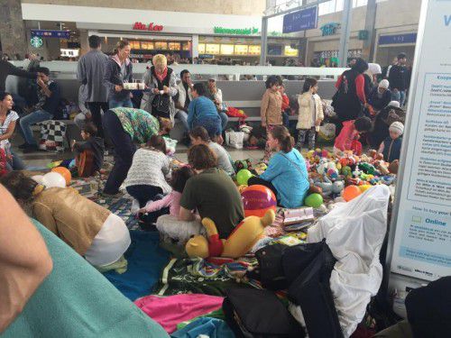 Hunderte Flüchtlinge warteten am Freitag am Westbahnhof auf die Weiterfahrt nach Deutschland.