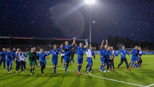 Islands Kicker sind bei der EM: In Reykjavik feierten die Spieler nach dem 0:0 gegen Kasachastan.