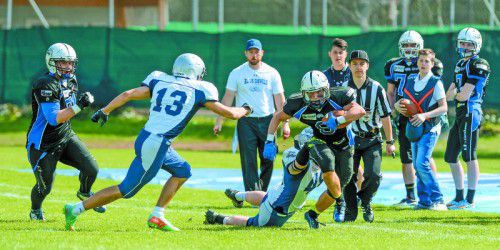 Jan Grischenig (mit Ball) und die Blue Devils Hohenems steigen in die Austrian Football League auf.