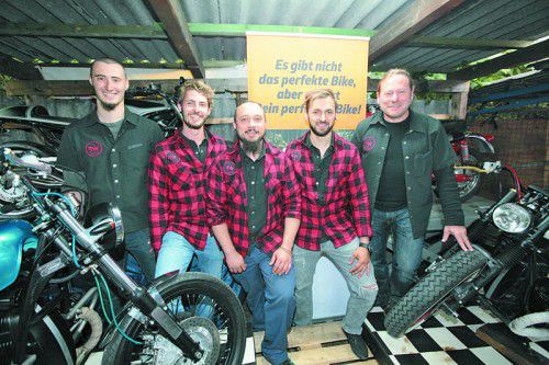 Lehrling Patrick Steinlechner (l.) und Patrick Kopf mit Simon, Dominik und Peter Loretter.