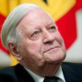 Arzt: Helmut Schmidt wird wieder rauchen