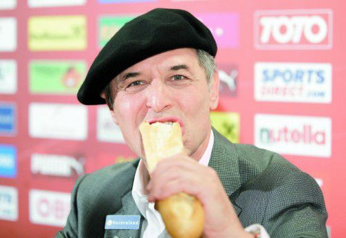 ÖFB-Teamchef Marcel Koller war schon ganz auf Frankreich eingestellt. Mit Baskenmütze kam er zur Pressekonferenz nach Wien. Symbolisch biss er in ein französisches Baguette.