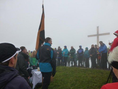 Rund 100 Bergfreunde waren trotz Nebel zur Kreuzweihe gekommen.