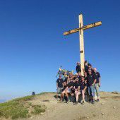 Neues Gipfelkreuz thront hoch über dem Rheintal