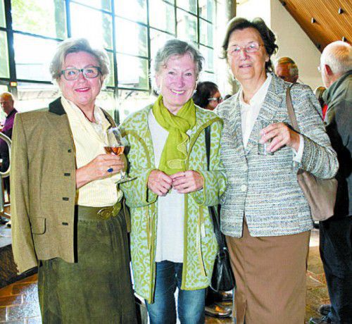 Treue Zuhörerinnen: Traudl Pianca (l.) sowie Sabine Nenning und Gertrud Bertsch.