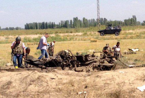 Türkische Soldaten inspizieren am Dienstag ein gesprengtes Fahrzeug: Anlass für den Einmarsch in den Irak.