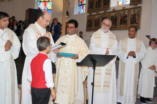 Übergabe des Kirchenschlüssels an Pfarrer Acharuparambil.