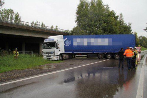 Vermutlich ein misslungenes Wendemanöver dieses Lkw verursachte einen Verkehrsstau.
