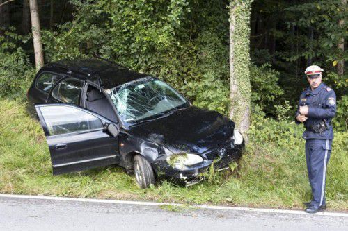 Vom Lenker verlassen: Das Unfallauto auf der Böschung am Straßenrand. 