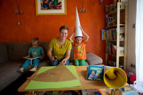 Zwillingsmama Silke Kranzlmüller bastelt Schultüten für ihre Söhne. Ben und Finn rätseln: Womit wird die Mutter sie füllen?