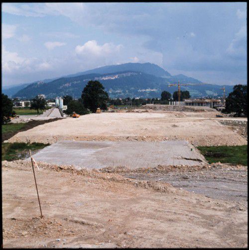 1978: Lastschüttungen für den Bau der Rheintalautobahn A 14 bei Lauterach.