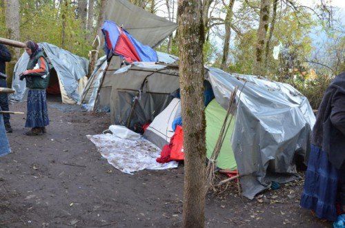 32 Roma, unter ihnen hochschwangere Frauen, sollen noch immer im Waldlager in Nenzing-Beschling hausen.