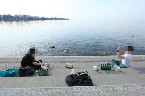 Am Bregenzer Molo wird nicht selten und gerne dem Alkoholgenuss gefrönt. Verboten sind allerdings gläserne Behältnisse.