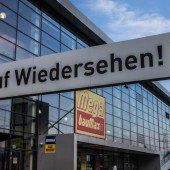 bauMax dreht Licht ab, Obi macht es wieder an