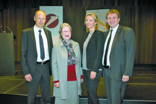 Bank Austria-Landesdirektor Hans Winter (l.) mit Referentin Susanne Scholl, Karin Hefel und Christoph Thoma.